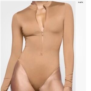 Skims Long Sleeved Swim Suit Style# SW-LSO-0150
New w/Tags
Color: Ochre
Size 4XL